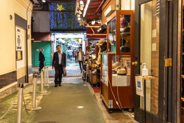 Tokyo, Japonya, 30 Ekim 2023: Tokyo 'da yayalar ve dükkanlarla dolu ara sokaklar