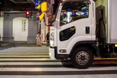 Tokyo, Japonya, 30 Ekim 2023: Gece Tokyo 'da yaya geçidinde teslimat kamyonu