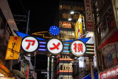 Tokyo, Japonya, 30 Ekim 2023: Tokyo 'nun canlı alışveriş bölgesinde gece vakti renkli sokak işaretleri