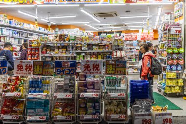 Tokyo, Japonya, 30 Ekim 2023: Müşteriler aydınlık bir Japon bakkalında geziniyor