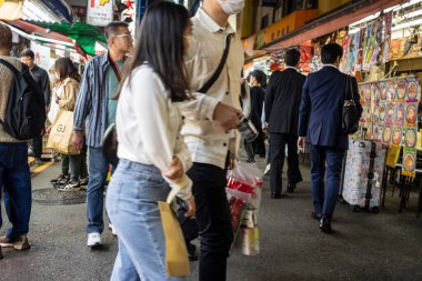 Tokyo, Japonya, 30 Ekim 2023: Tokyo 'da kalabalık bir pazar yerinde alışveriş yapanlar