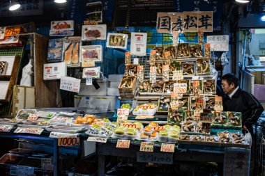 Tokyo, Japonya, 30 Ekim 2023: Bir sokak pazarında geleneksel Japon yemekleri satan tedarikçi
