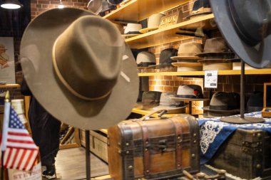 Tokyo, Japonya, 30 Ekim 2023: Antika dekorasyonlu bir butikte sergilenen eski şapkalar