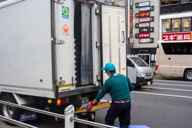 Tokyo, Japonya, 31 Ekim 2023: Tokyo 'da bir kamyon boşaltan kurye