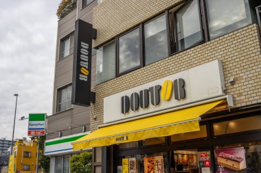 Tokyo, Japonya, 31 Ekim 2023: Tokyo 'da Doutor Kafe vitrini