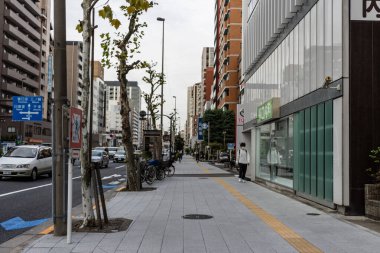 Tokyo, Japonya, 31 Ekim 2023: Yayalar ve bisikletçilerin olduğu şehir sokak sahnesi