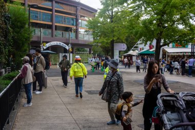 Tokyo, Japonya, 31 Ekim 2023: Yoğun bir açık hava alışveriş alanında yürüyen ziyaretçiler
