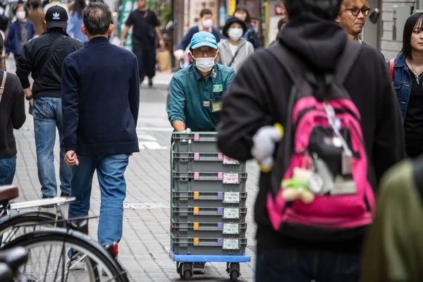 Tokyo, Japonya, 31 Ekim 2023: Gündüz vakti Tokyo caddesinde çalışan işçiler ve yayalar