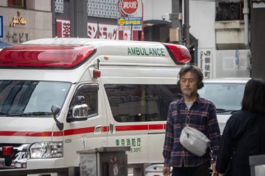 Tokyo, Japonya, 31 Ekim 2023: Tokyo caddesinde yayalarla ambulans