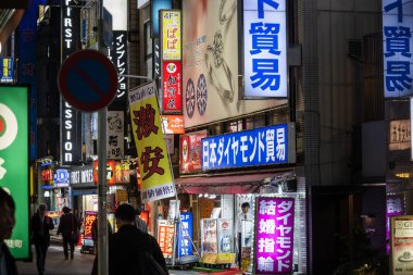 Tokyo, Japonya, 31 Ekim 2023: Geceleri Shinjuku 'da bir caddeyi aydınlatan neon tabelalar