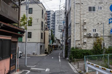 Tokyo, Japonya, 31 Ekim 2023: Konut binaları arasındaki dar sokak