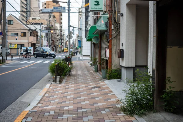 Tokyo, Japonya, 31 Ekim 2023: Tokyo 'da bisiklet ve yeşillik ile sessiz cadde