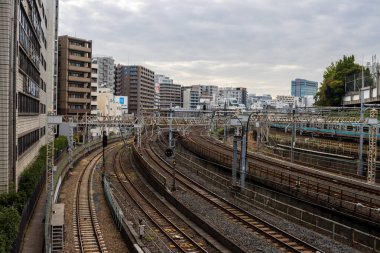 Tokyo, Japonya, 31 Ekim 2023: Tren Yolları ve Şehir Binaları Arkaplanda