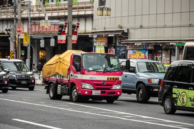 Tokyo, Japonya, 31 Ekim 2023: Renkli Kargo Aracı ile Trafik Sahnesi