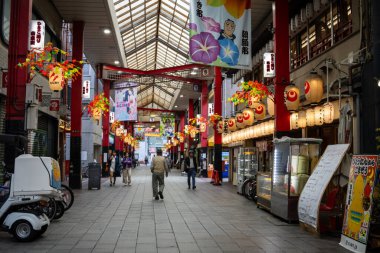 Tokyo, Japonya, 31 Ekim 2023: Geleneksel fenerleri ve dükkanları olan renkli Asakusa Caddesi