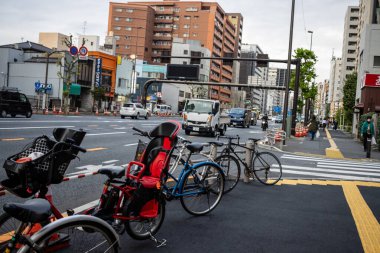 Tokyo, Japonya, 31 Ekim 2023: Tokyo caddesinde park edilmiş bisikletler