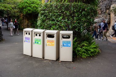 Tokyo, Japonya, 31 Ekim 2023: Ueno Hayvanat Bahçesinde Geri Dönüşüm Kutuları