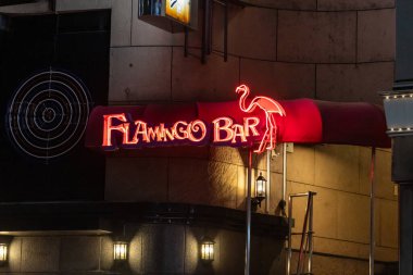 Tokyo, Japonya, 31 Ekim 2023: Tokyo 'nun gece hayatı bölgesinde Flamingo Bar' ın canlı neon işareti