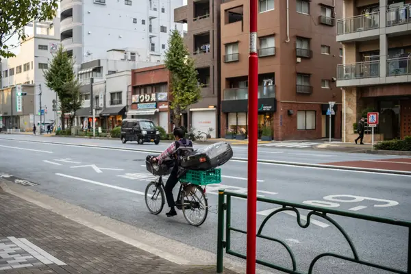 Tokyo, Japonya, 31 Ekim 2023: Arka planda apartman binaları bulunan bisiklet