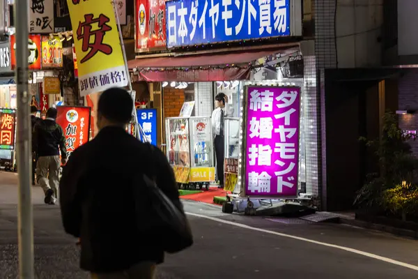 Tokyo, Japonya, 31 Ekim 2023: Nighttime Street View ile Neon tabelaları ve Passersby