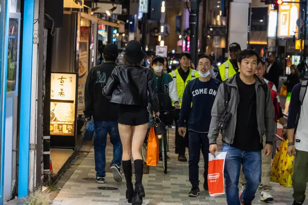 Tokyo, Japonya, 31 Ekim 2023: Tokyo 'da Nighttime Sokak Sahnesi Yayalar ve Neon İşaretleriyle