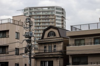 Tokyo, Japonya, 31 Ekim 2023: Tokyo Mahallesi 'nde Karşıt Mimari Biçimler