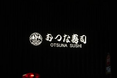 Tokyo, Japonya, 31 Ekim 2023: Gece Otsuna Suşi Restoranının Aydınlatılmış İşareti