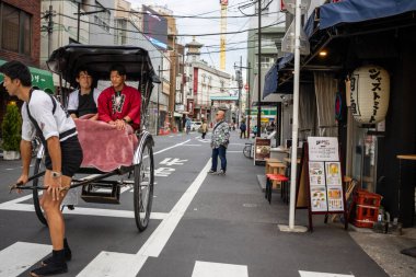 Tokyo, Japonya, 31 Ekim 2023: Asakusa Caddesi 'nde Geleneksel Çekçek Hizmeti
