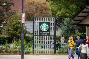 Tokyo, Japonya, 31 Ekim 2023 Starbucks 'ın girişinde ziyaretçiler.