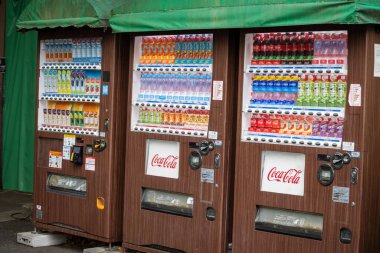 Tokyo, Japonya, 31 Ekim 2023: Tokyo 'da renkli içecek otomatları dizisi