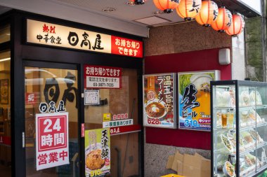 Tokyo, Japonya, 31 Ekim 2023: Fenerli ve menü ekranlı 24 saatlik bir Japon restoranının dışı