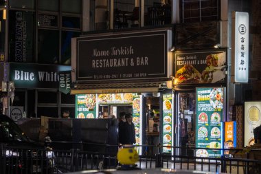 Tokyo, Japonya, 31 Ekim 2023: Tokyo 'da bir Türk restoranı ve bar tabelasının gece manzarası