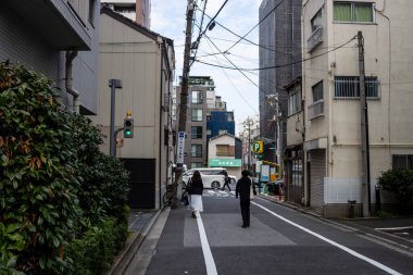 Tokyo, Japonya, 31 Ekim 2023: Tokyo 'da sakin bir mahallede karşıdan karşıya geçen yayalar