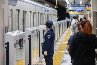 Tokyo, Japonya, 31 Ekim 2023: Tokyo metro istasyonundaki güvenlik görevlisi