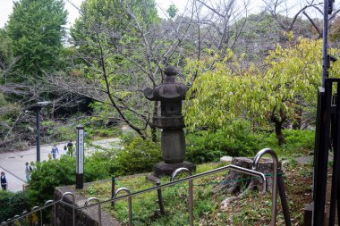 Tokyo, Japonya, 31 Ekim 2023: Japon bahçesinde geleneksel taş fener