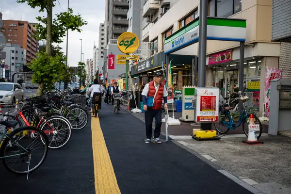 Tokyo, Japonya, 31 Ekim 2023: Tokyo 'da bir market ve bisiklet parkına sahip sokak manzarası