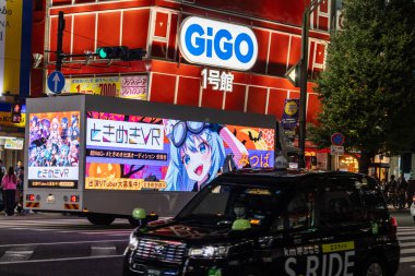 Tokyo, Japonya, 31 Ekim 2023: Akihabara 'daki GIGO oyun merkezinin parlak neon tabelaları