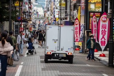 Tokyo, Japonya, 31 Ekim 2023: Tokyo 'da yayalar ve bir nakliye kamyonu ile yoğun sokak sahnesi