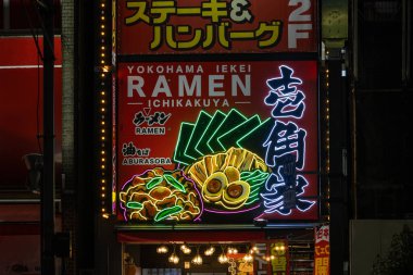 Tokyo, Japonya, 31 Ekim 2023: Geceleri Yokohama Iekei Ramen Restoranı için neon tabela