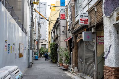 Tokyo, Japonya, 31 Ekim 2023: Tokyo 'da küçük işletmeler ve tabelalarla dar sokaklar