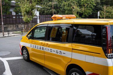 Tokyo, Japonya, 31 Ekim 2023: Japonca hizmet alabildiğine park edilmiş taksi