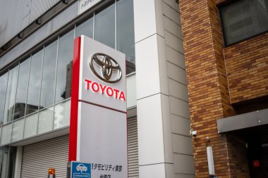 Tokyo, Japonya, 31 Ekim 2023: Ticari bir bölgede Toyota bayiliği