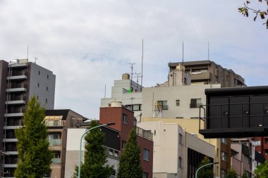 Tokyo, Japonya, 31 Ekim 2023: Konut binaları ve balkonları olan şehir manzarası