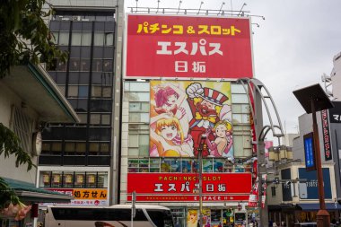 Tokyo, Japonya, 31 Ekim 2023: Akihabara 'da renkli anime reklam panoları