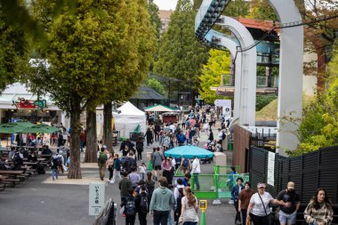 Tokyo, Japonya, 31 Ekim 2023: Ueno Park yakınlarında kalabalık bir açık hava pazarı