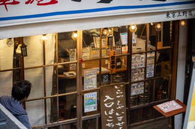Tokyo, Japonya, 31 Ekim 2023: Tokyo 'da geceleri ramen dükkanı