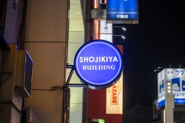 Tokyo, Japonya, 31 Ekim 2023: Geceleyin Shojikiya Binası 'nın aydınlanma işareti