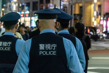 Tokyo, Japonya, 31 Ekim 2023: Shinjuku 'da gece devriye gezen polis memurları