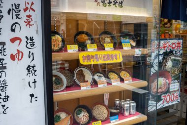 Tokyo, Japonya, 31 Ekim 2023: Asakusa 'da gıda kopyaları sergilenen restoran penceresi