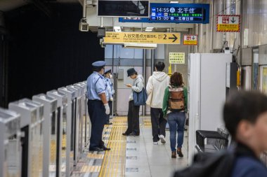 Tokyo, Japonya, 31 Ekim 2023: Tren istasyonunda güvenlik kontrolü